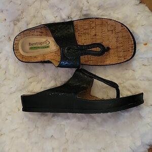 Baretraps Memory Foam black leather thong sandals platform open weave sz 7 EUC…